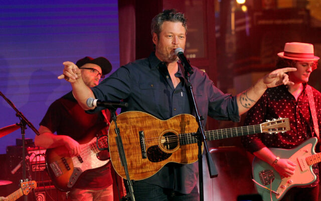 A Security Guard at Blake Shelton’s Bar Sang “Tennessee Whiskey” and Crushed It! {WATCH}
